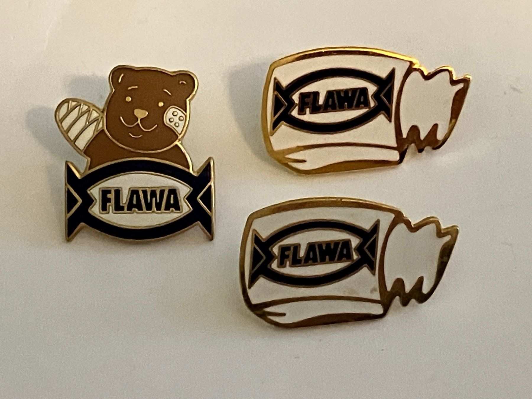 Plaquettes & Badges: 3 Pin Flawa Pflaster Verband – D'occasion à Basel par djwwpp