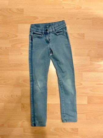 s.Oliver Jeans, Gr. 140, hellblau, mit genähtem Loch am Knie