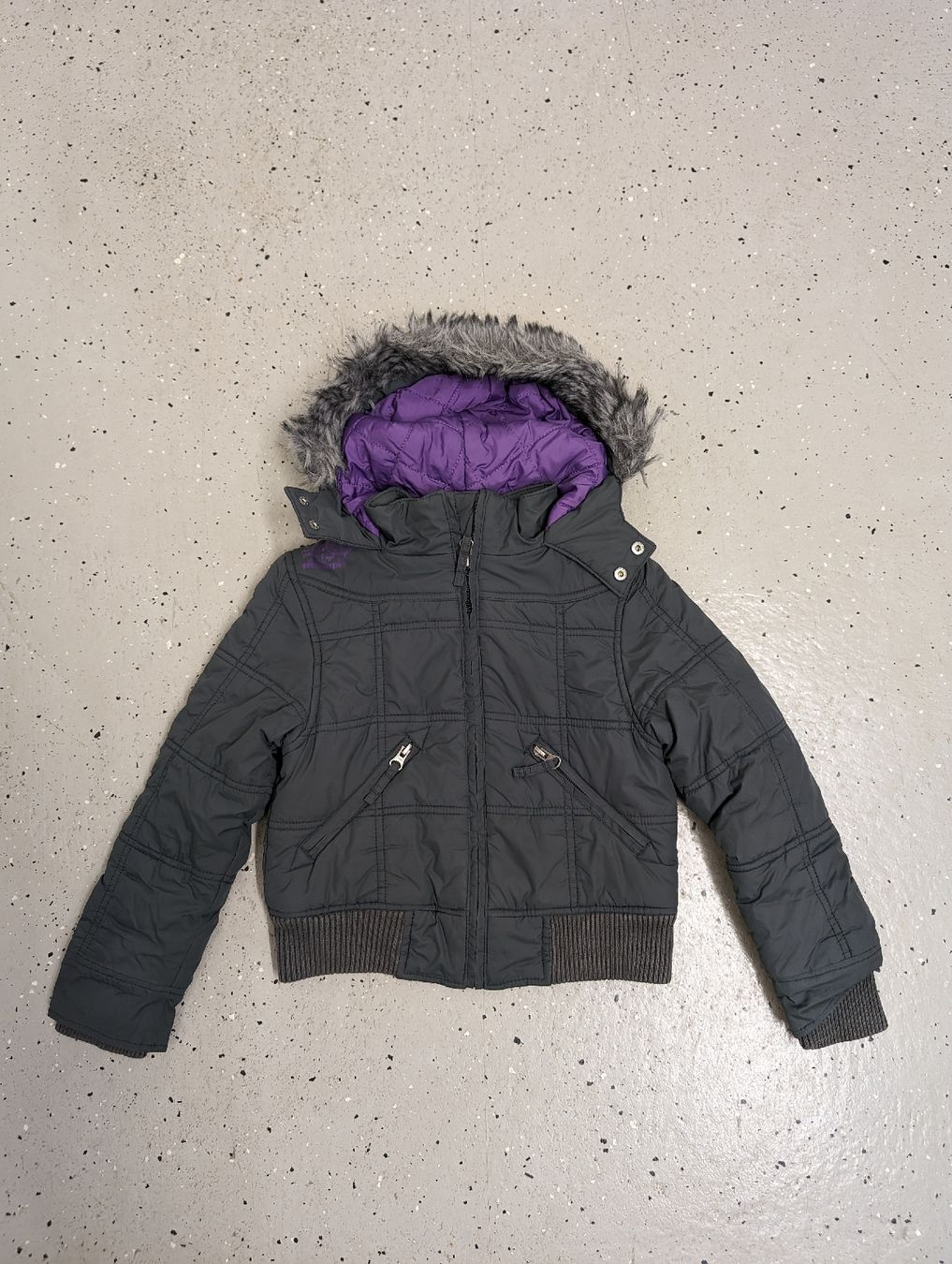 Jacken & Mäntel: Winterjacke mit Kapuze - Grösse 116/122 – Gebraucht aus Luzern von simonf1
