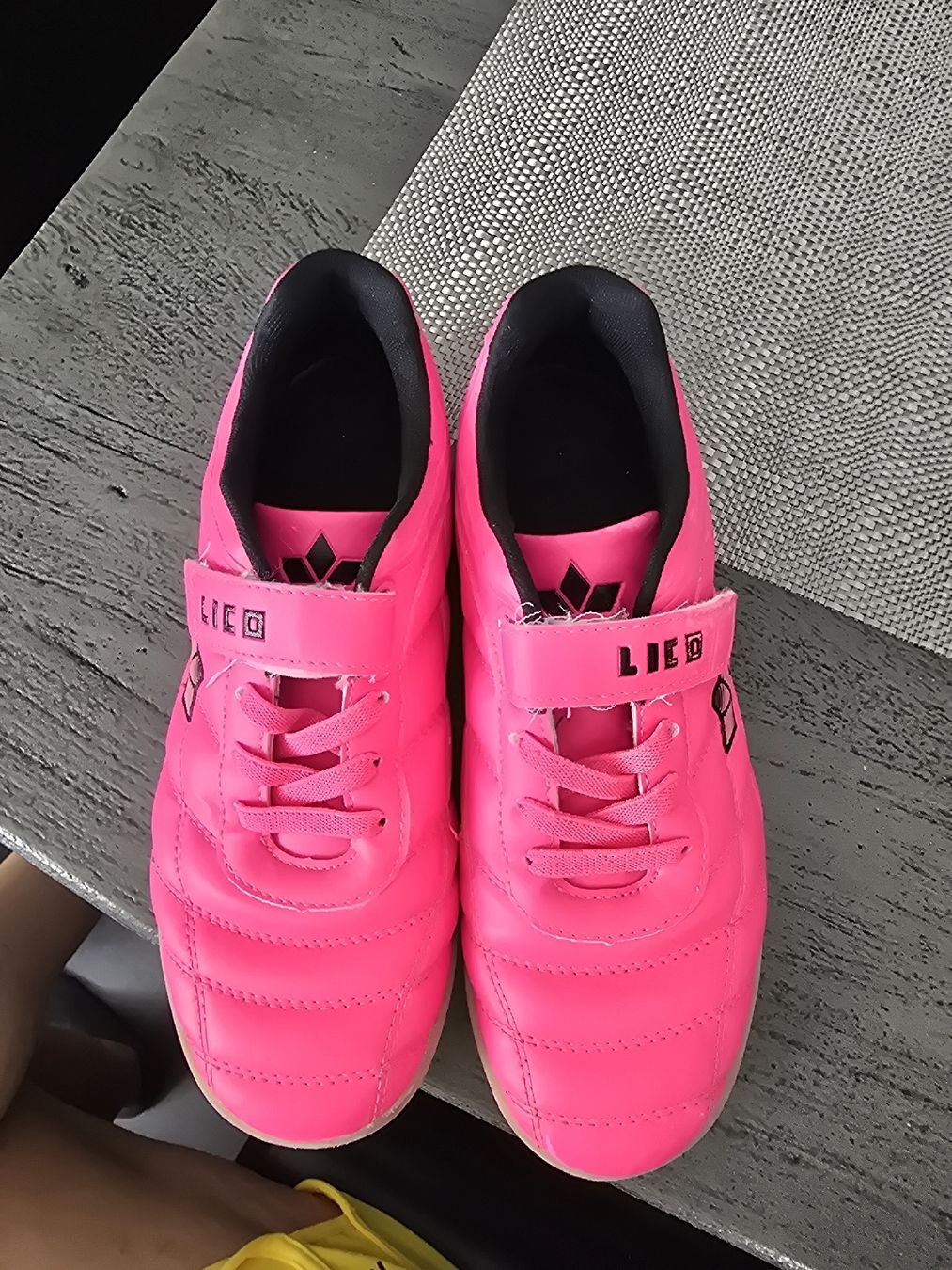 Scarpe per ragazze: Pinke Mädchen Hallenschuhe Grösse 38 – Usato da Ehrendingen venduto da Ince2016 1