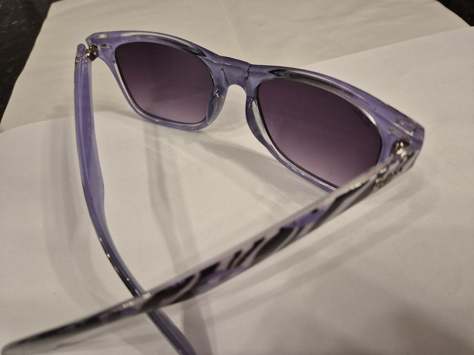 Colori: Sonnenbrille lilafarben – Nuovo (secondo la descrizione) da Niederglatt ZH venduto da Harvest 2