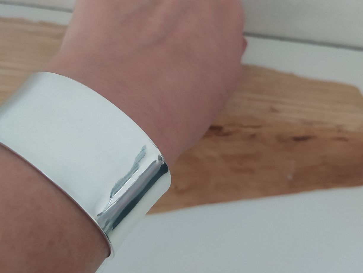 Bracciali & Braccialetti: Versilbertes Armband - Breit 3 cm. Verstellbar, Zeitlos, Neu – Nuovo e nell'imballaggio originale da Möhlin venduto da mik_h72m