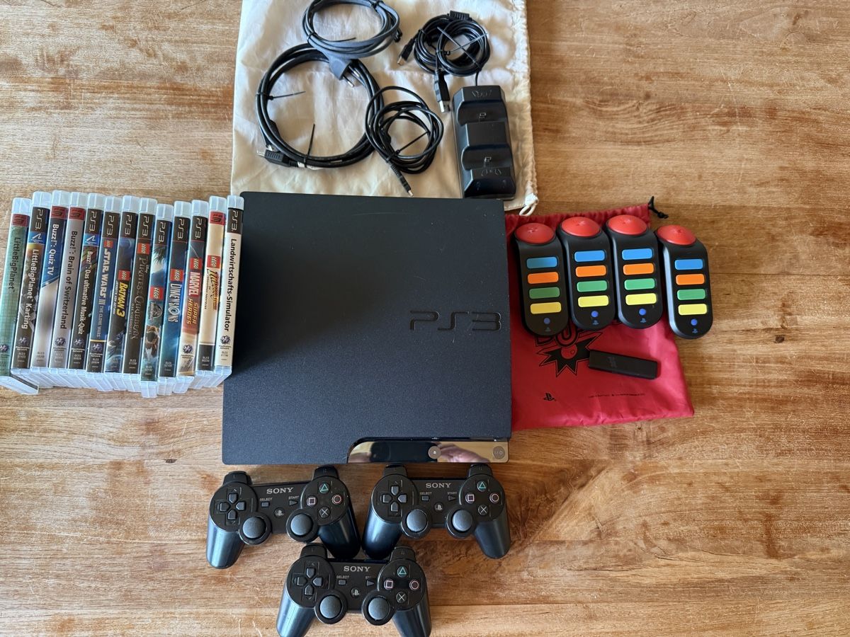 Sony Konsolen: Sony PS3 Slim 160GB + 3 Controller + Buzz!Buzzer + 13 Spiele – Gebraucht aus Koppigen von Baumberger123