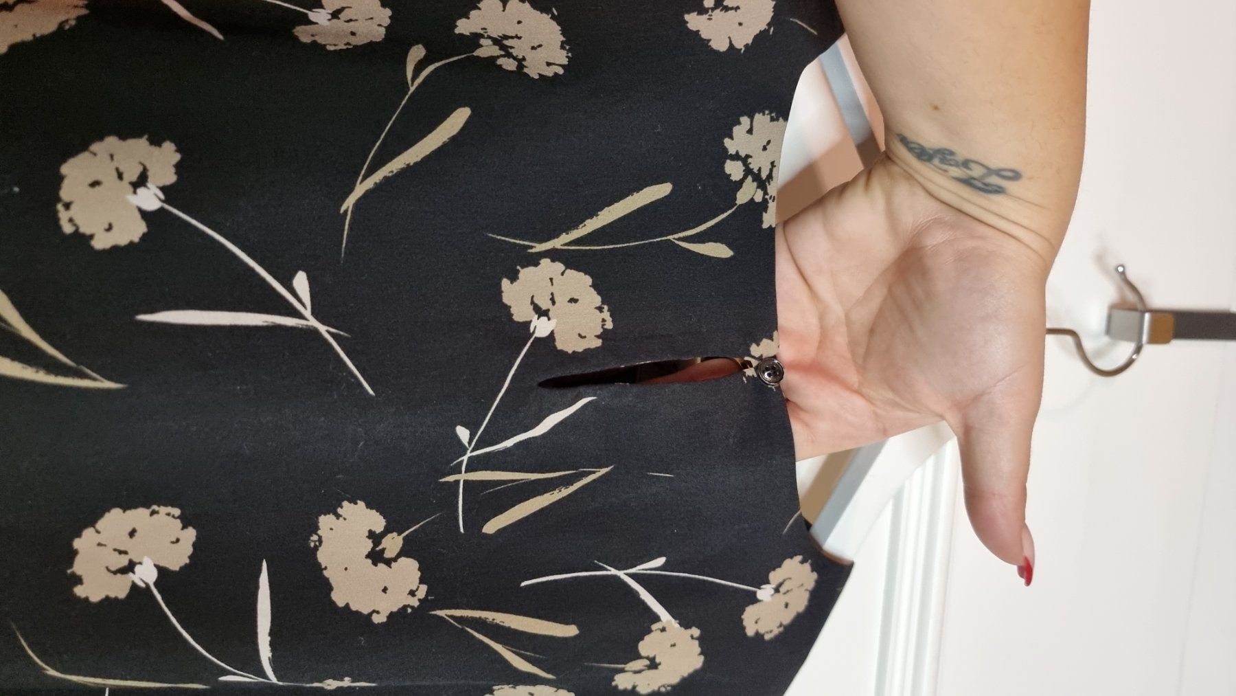 Camicette: Schicke Bluse Gr. 40/L schwarz beige Blumenmuster – Usato da Wald ZH venduto da CapLux 4