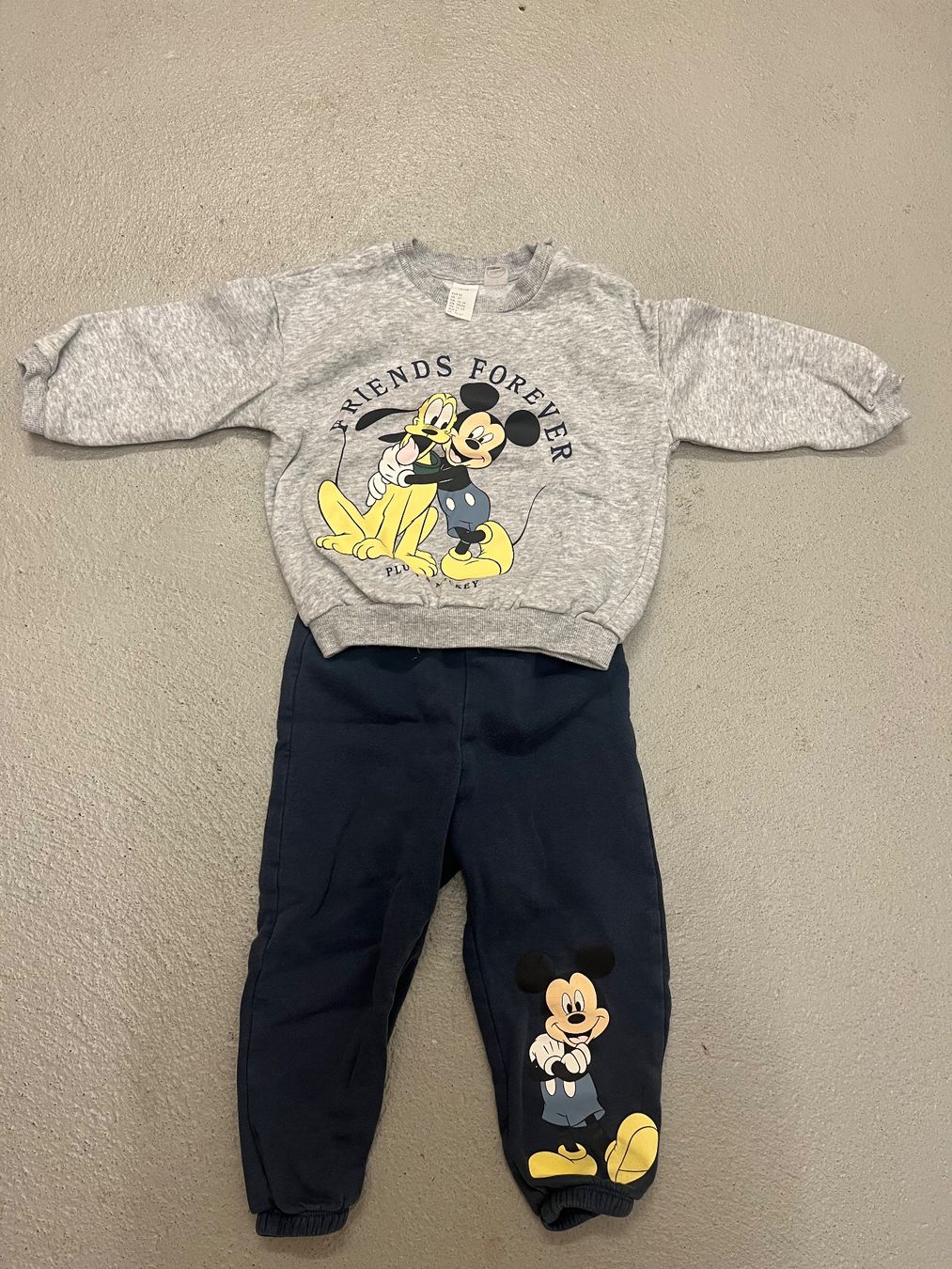H&M Lotti di vestiti: Disney Mickey Mouse Jogging Set Gr. 92 – Usato da Wettingen venduto da xiaoshir