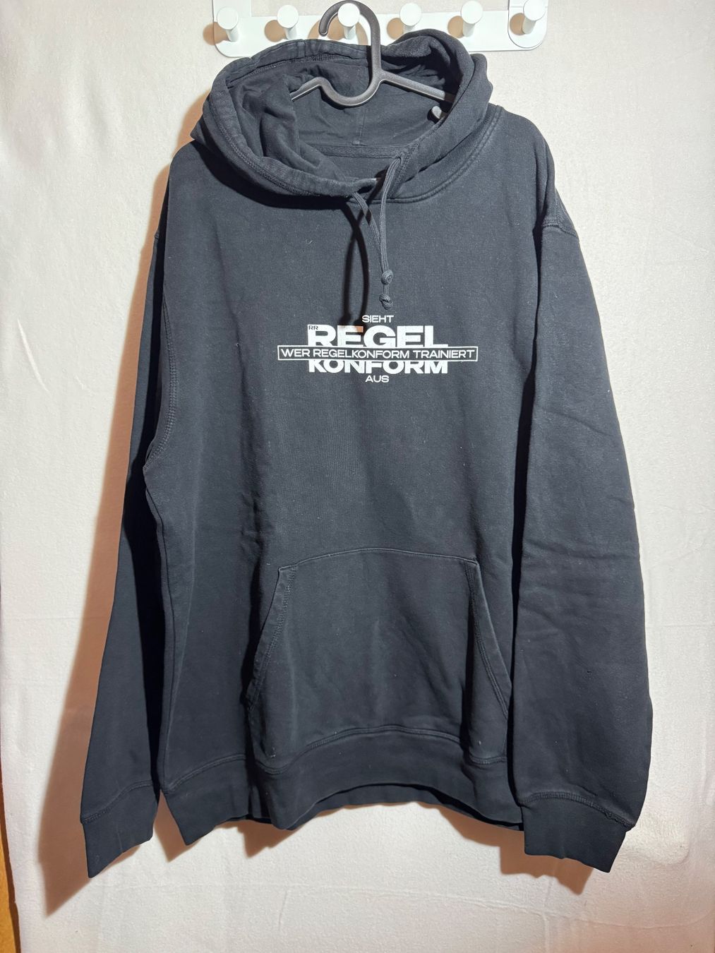 Pullover & Sweatshirts: Schwarzer Kapuzenpullover Hoodie Gr. 3XL – Gebraucht aus Grosswangen von second_hand_dress