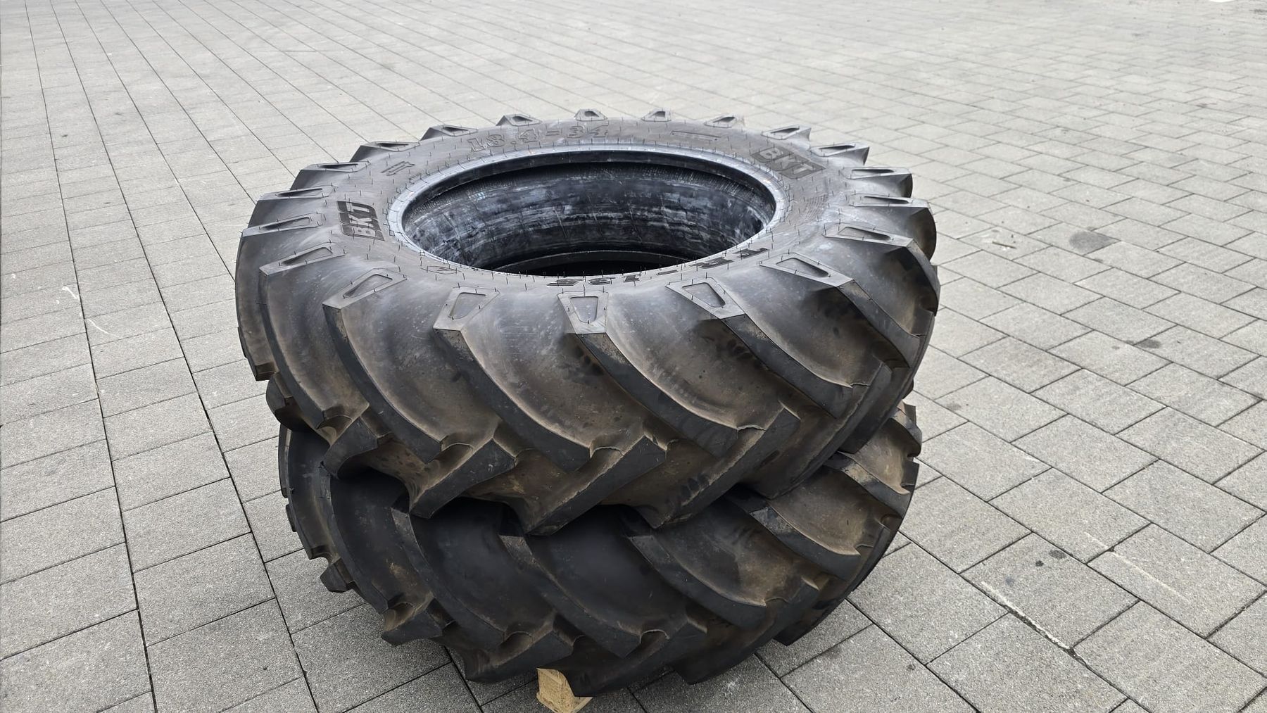 Trattori: Hinter Reifen für Traktor  – Usato da Buttisholz venduto da EAGB