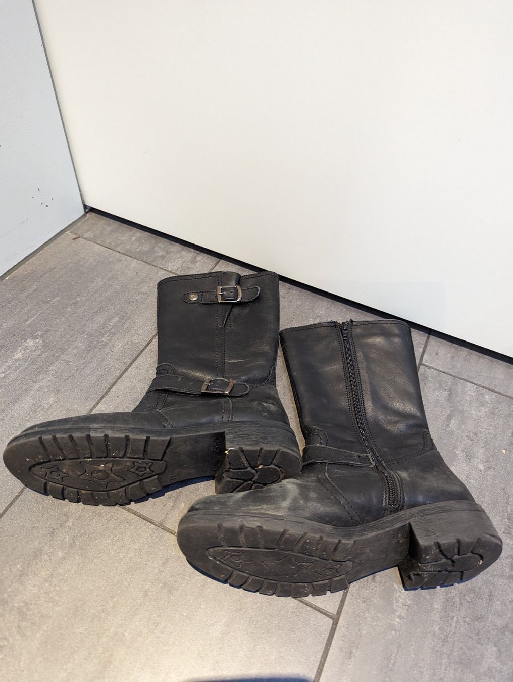 Scarpe per ragazze: Schwarze Lederstiefel, Grösse 37 – Usato da Himmelried venduto da Paura