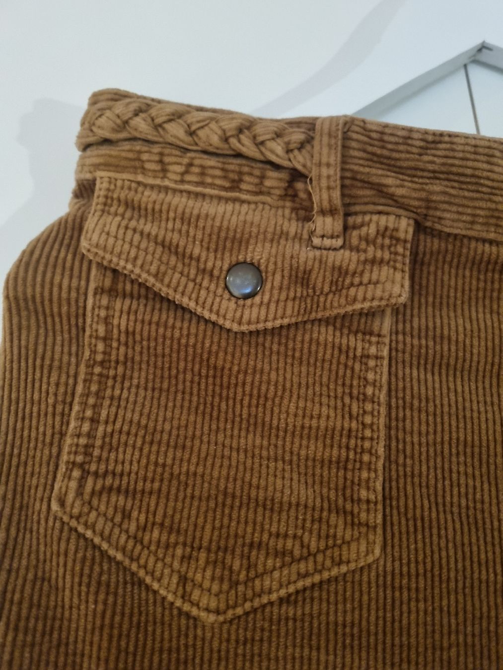 Gérard Darel Hosen: Pantalon velours Gérard Darel – Gebraucht aus Villeneuve VD von komulainen 1