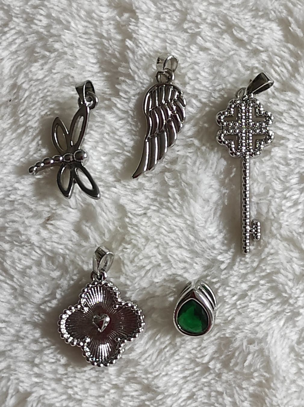 Altri gioielli: Lot bijoux- 5 petits pendantifs – Nuovo (secondo la descrizione) da Renens VD venduto da cla_7zv5