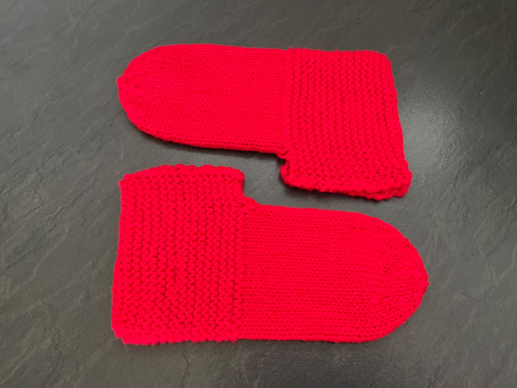 Chaussettes: Handgestrickte Bettsocken Rot Gr. 40/41 – Neuf (Voir description) à Wetzikon ZH par FeeF