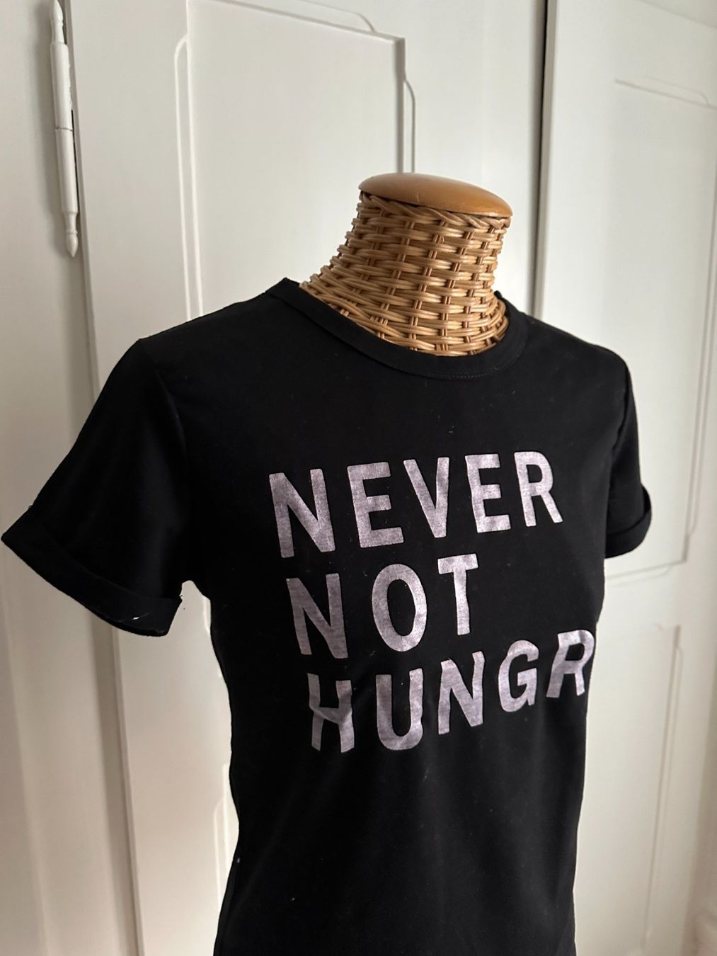 T-shirt: T-Shirt schwarz "Never Not Hungry" S – Usato da Zürich venduto da Diazaio 1