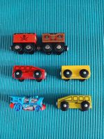 2 Holzlokomotiven mit 3 Waggons