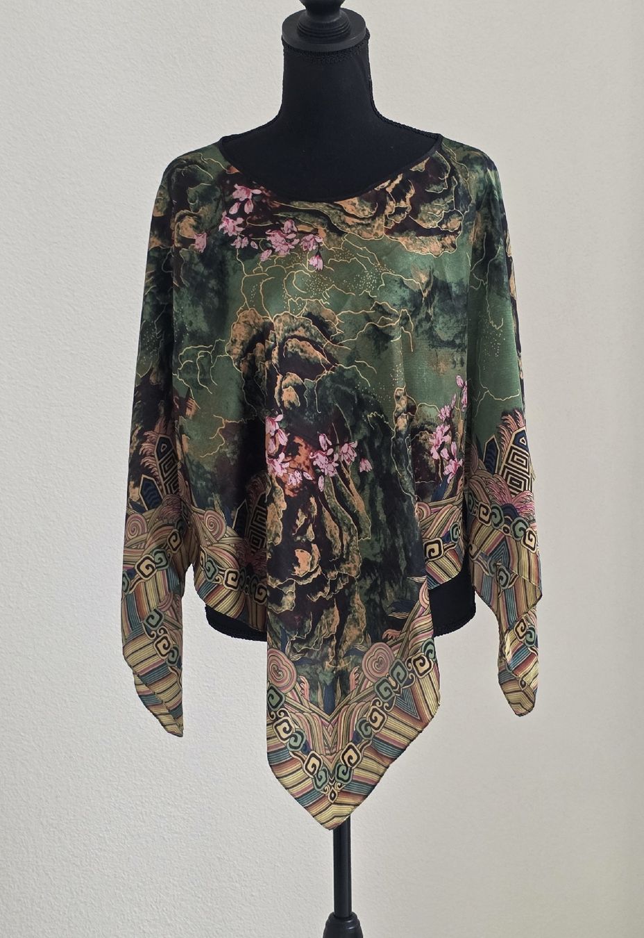 Bolero: Damen Poncho mit Print Grösse Universal Neu – Nuovo (secondo la descrizione) da Rheinsulz venduto da Gilea