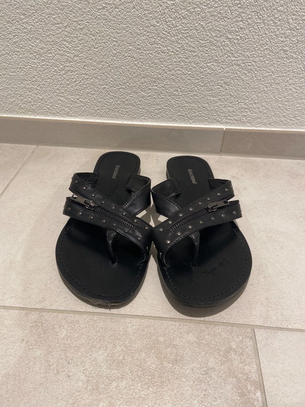 Graceland Scarpe da donna: Schwarze Damen Sandalen / Flipflops – Usato da Zug venduto da Hehe