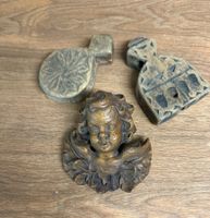 Holzfiguren Engel Putte und zwei Holz Ornament-Knäufe
