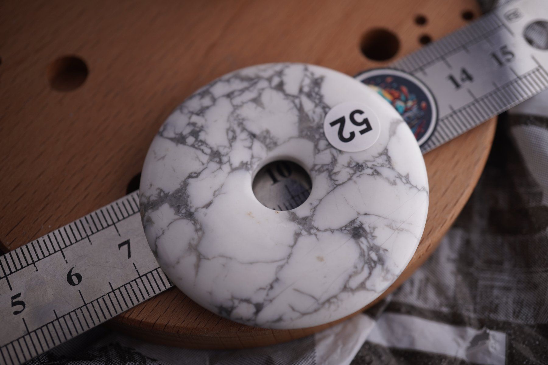 Minerali & Pietre curative: Howlith     Donut   pi Scheibe      50mm Ab 1.- – Nuovo e nell'imballaggio originale da Eschenbach SG venduto da topstone 2