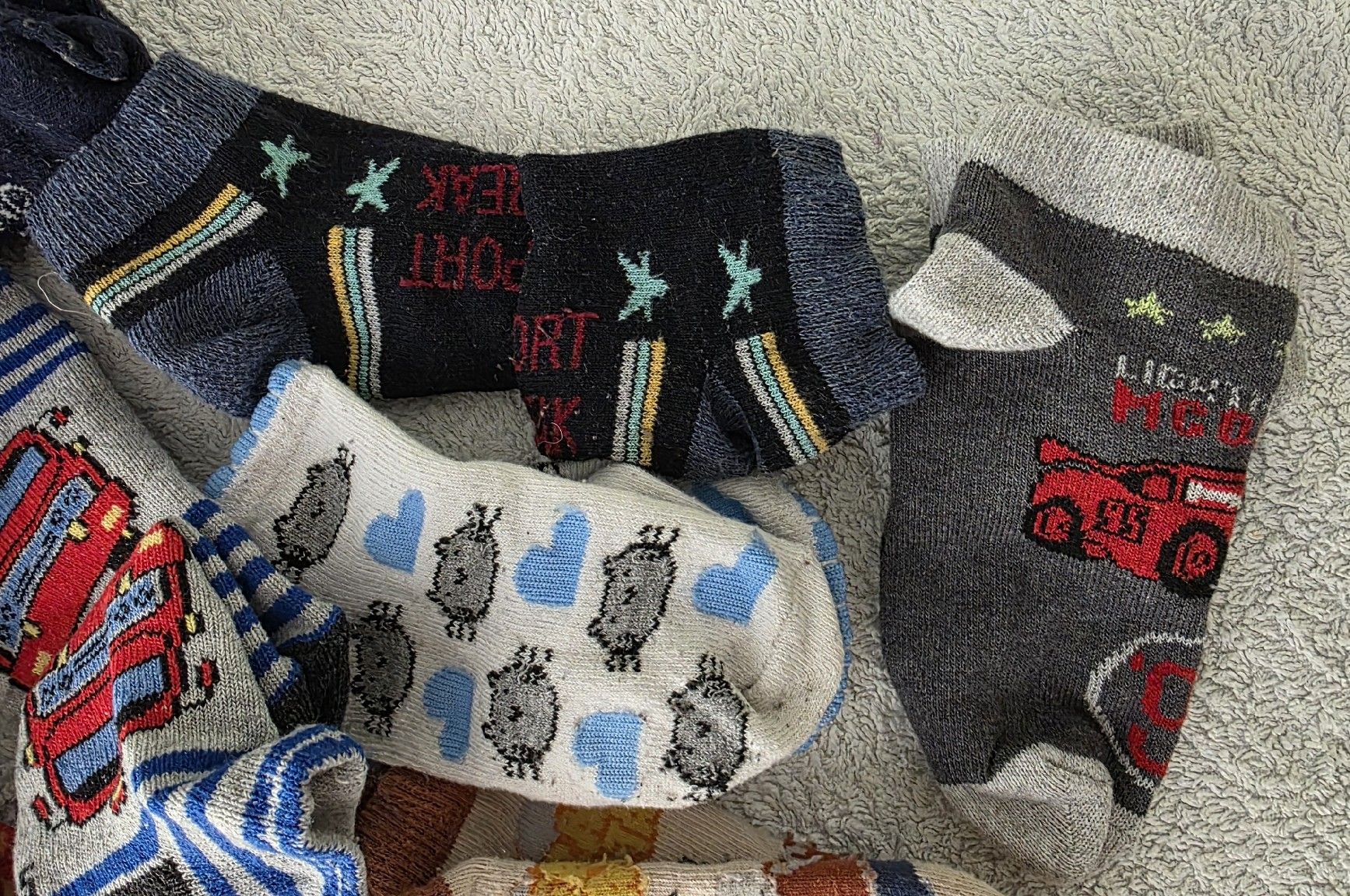 Calze per bambini: Kinder Socken. Motive bunt Grösse ca.22- 26. – Usato da Zell LU venduto da claro62 5