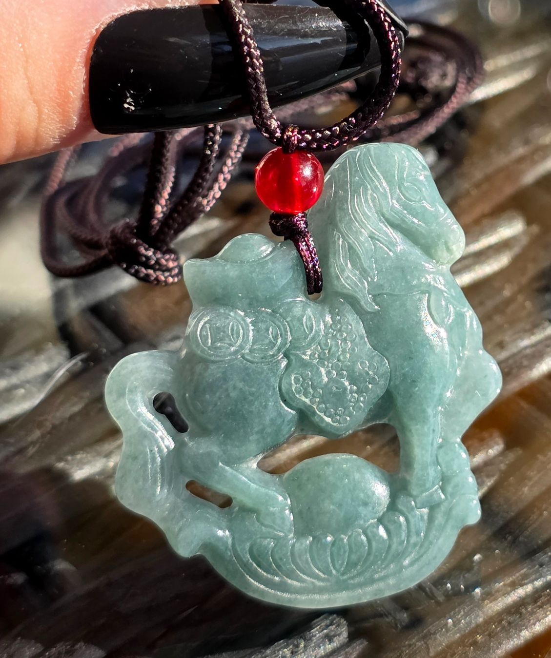 Minerali & Pietre curative: Jadeit Pferd an Kordelkette – Nuovo e nell'imballaggio originale da Matzingen venduto da Shay_Crystalz