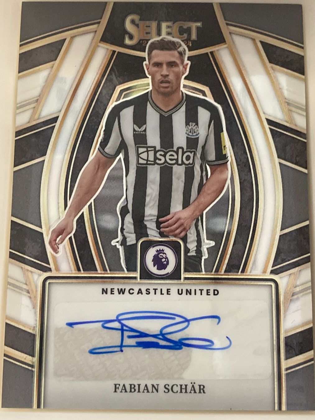 Panini Carte collezionabili: Panini Select EPL 2023-24 - Fabian Schär Auto – Usato da La Tour-de-Peilz venduto da Tyalos_Cards