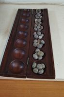 Antikes Mancala Spiel aus Holz mit Steinen.(em15)