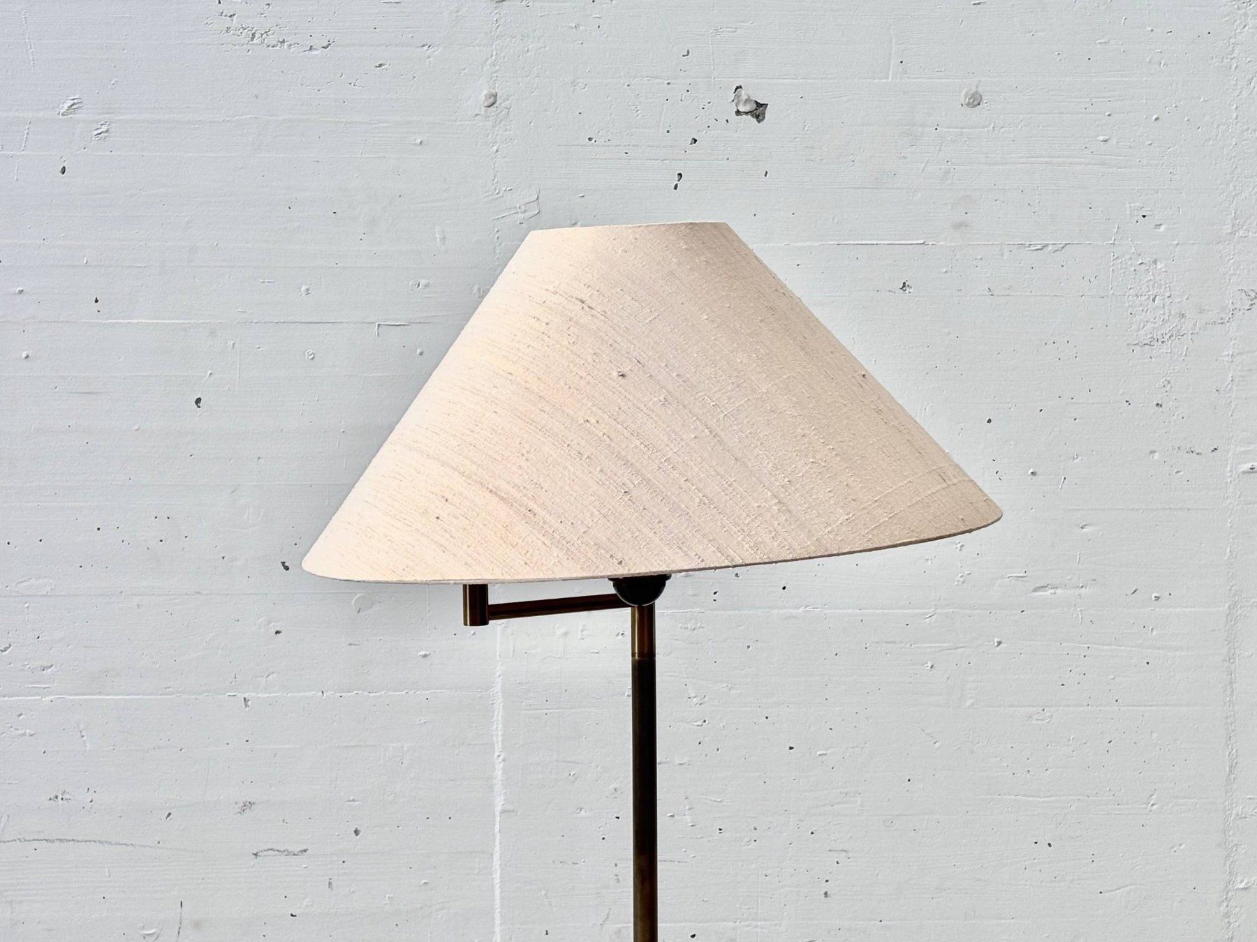 Lampade: Elegante Stehlampe aus Messing mit Textilschirm, 1990er – Usato da Zürich venduto da LeMoege 3