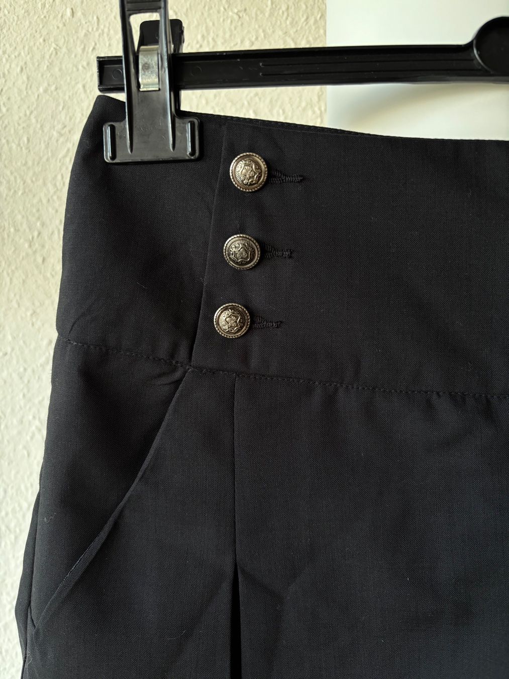 Kookai Pantaloni: Beau short noir Kookai, déco boutons, taille 36 – Nuovo (secondo la descrizione) da Onex venduto da ali_8gbq 1