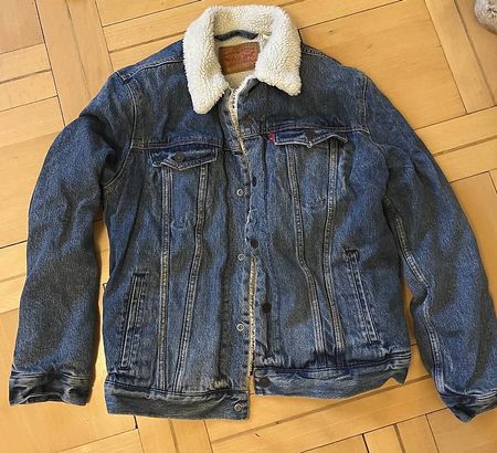 Levis flauschige Jeansjacke (mit Teddyfutter)