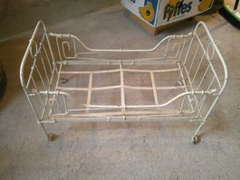 Antikes Puppenbett Metall weiss