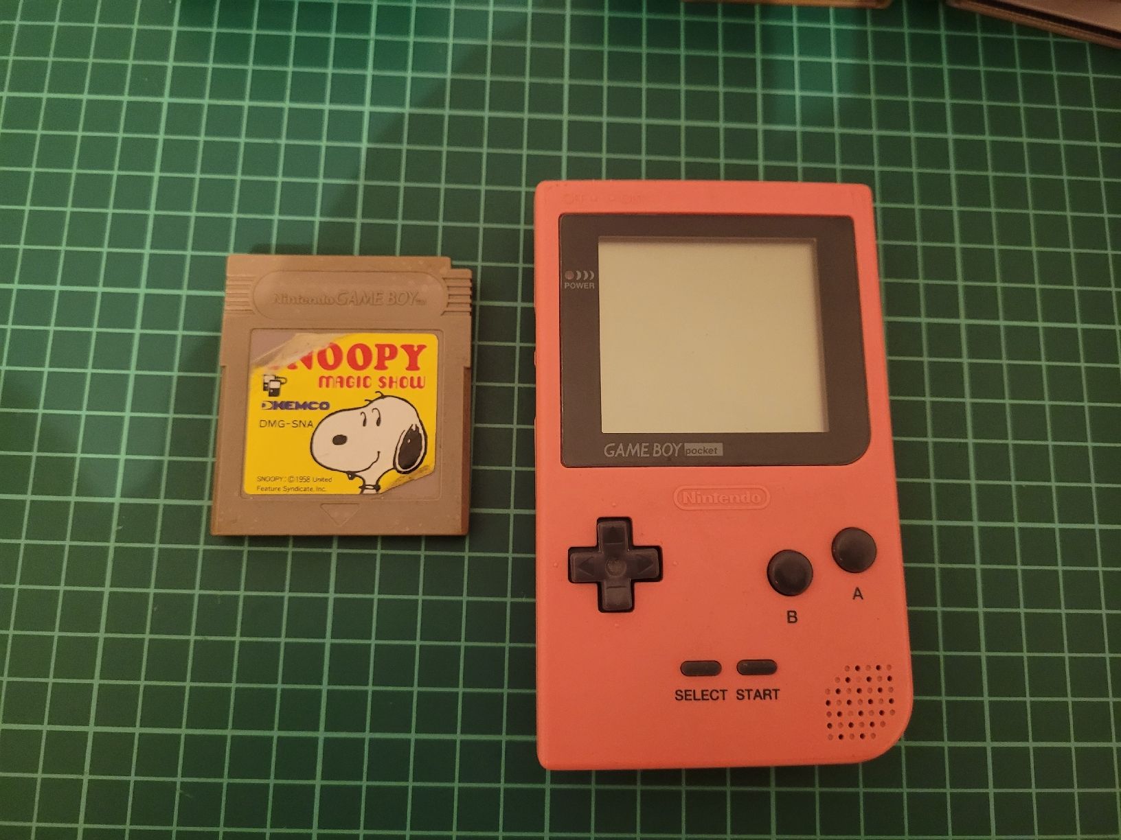 Nintendo Console: Nintendo Game Boy Pocket pink + Snoopy Magic Show Game – Usato da Meyrin venduto da Retro-GZ