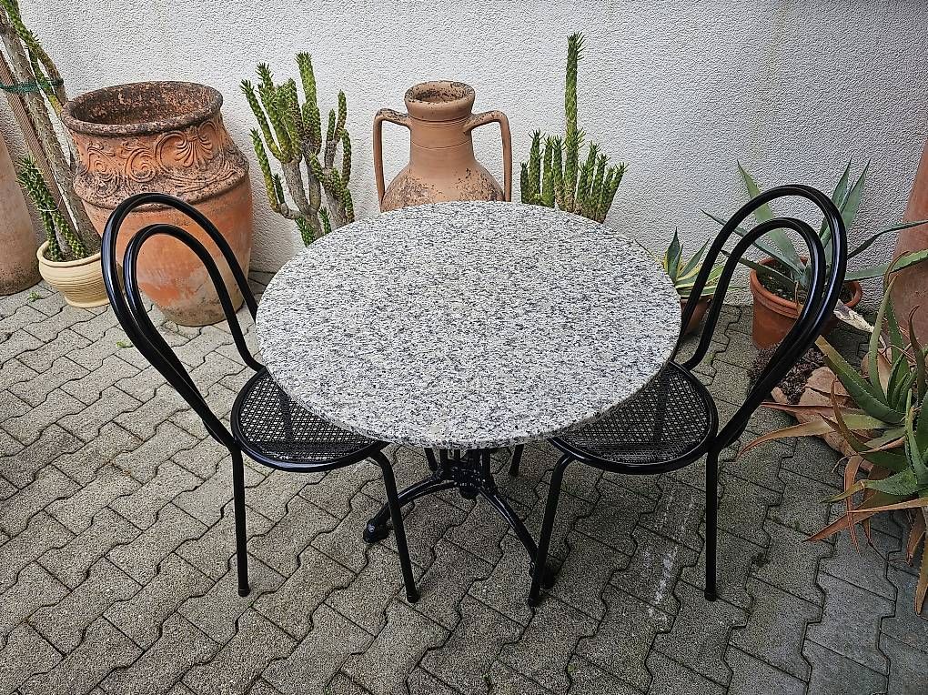 Set di tavolo e panche: Bistrotisch Granittisch 2 Stühle – Usato da Villnachern venduto da hasta08 4