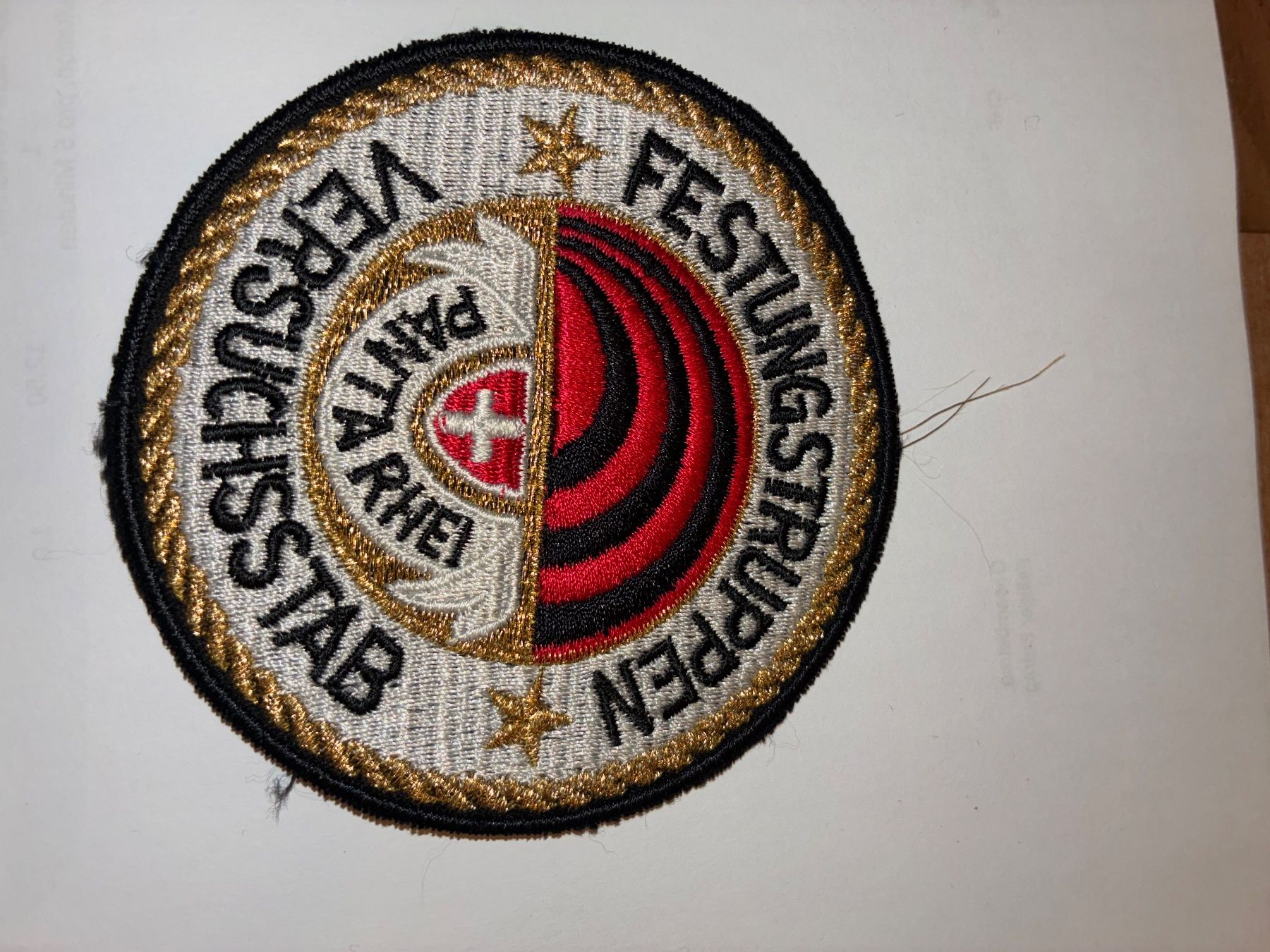 Schweizer Armee Toppe: Badge Festungstruppen Versuchsstab – Usato da Oberiberg venduto da reimet