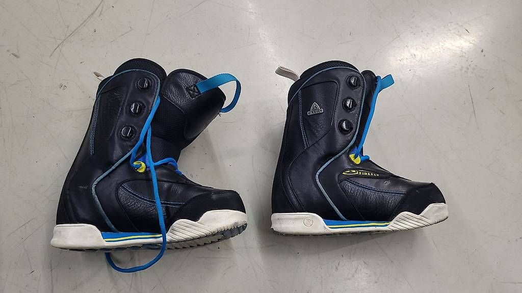 Chaussures garçon: Boots de snowboard pour enfant, taille 34. – D'occasion à Arconciel par Rvk 1