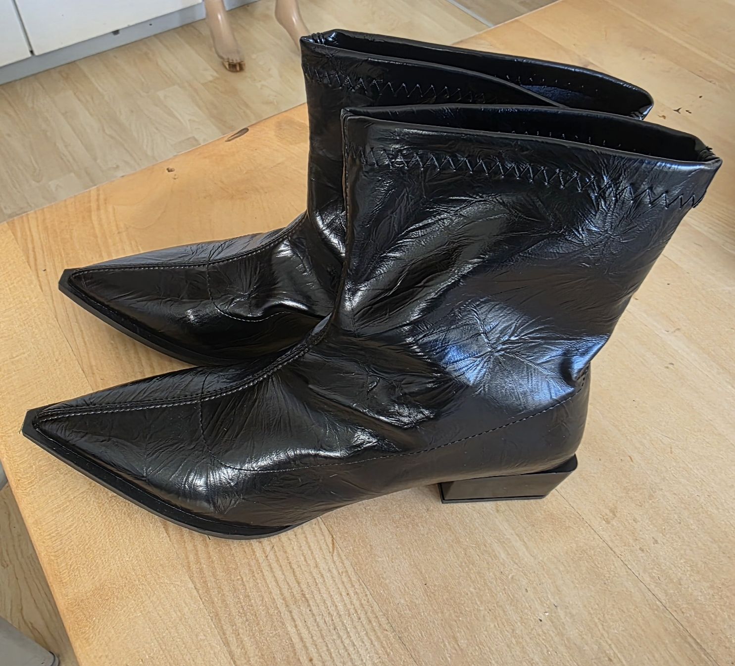 Scarpe da donna: Schwarze Stiefeletten, Gr. 40, neu – Nuovo (secondo la descrizione) da Biberist venduto da charobaum