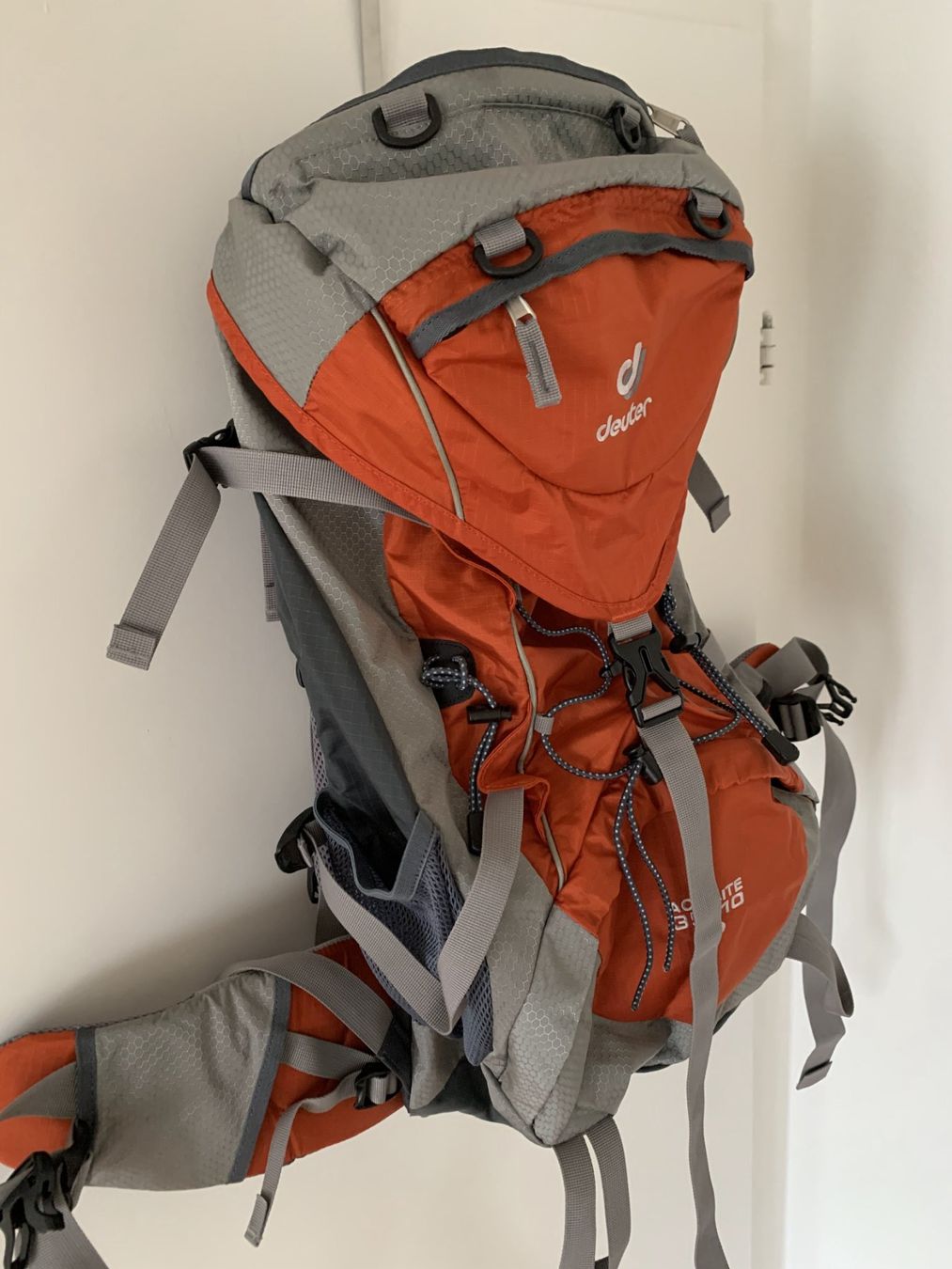 Deuter Zaini: Deuter Rucksack Act Lite 35 + 10 L Orange/Grau – Usato da Zürich venduto da dee_75my 2