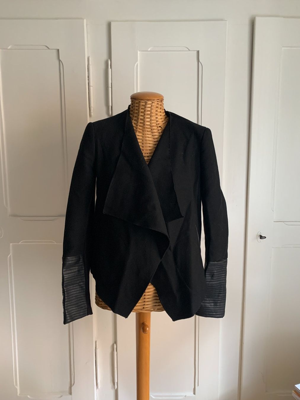 Zara Jacken: ZARA - Blazer Jacke schwarz S – Gebraucht aus Zürich von Diazaio