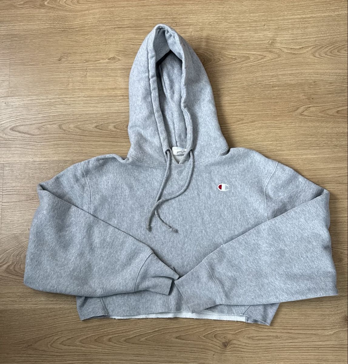 Champion Maglioni & Felpe: Grey Cropped Champions Hoodie – Usato da Dinhard venduto da emi_6jdk