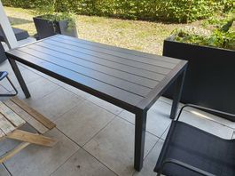 Massiver Gartentisch mit Metall-Gestell, NP 600.-