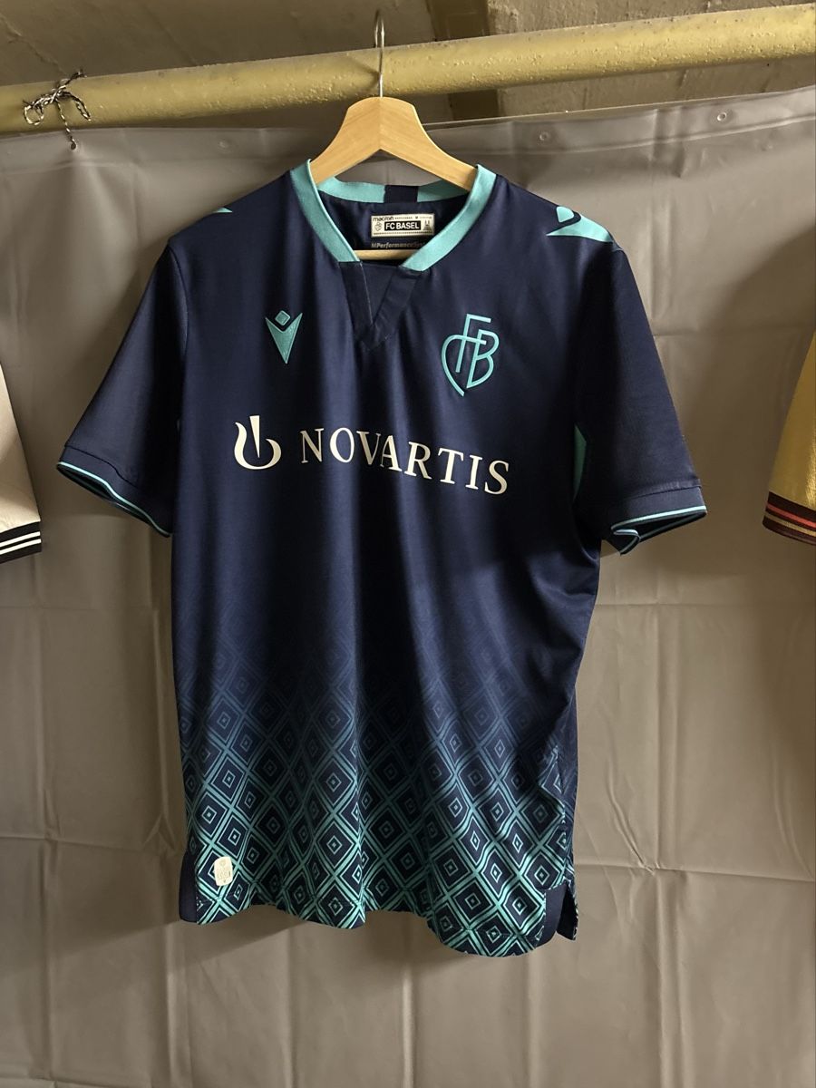 Canottiere & Pantaloni: FC BASEL Trikot Blau – Usato da Basel venduto da kleinerprinz