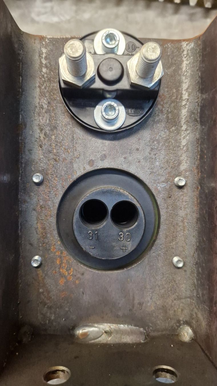 Spine: Nato-Steckdose + Trennschalter – Usato da Dübendorf venduto da 402765513 1