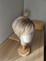 Neue tragfertige Perücke. Kunsthaar