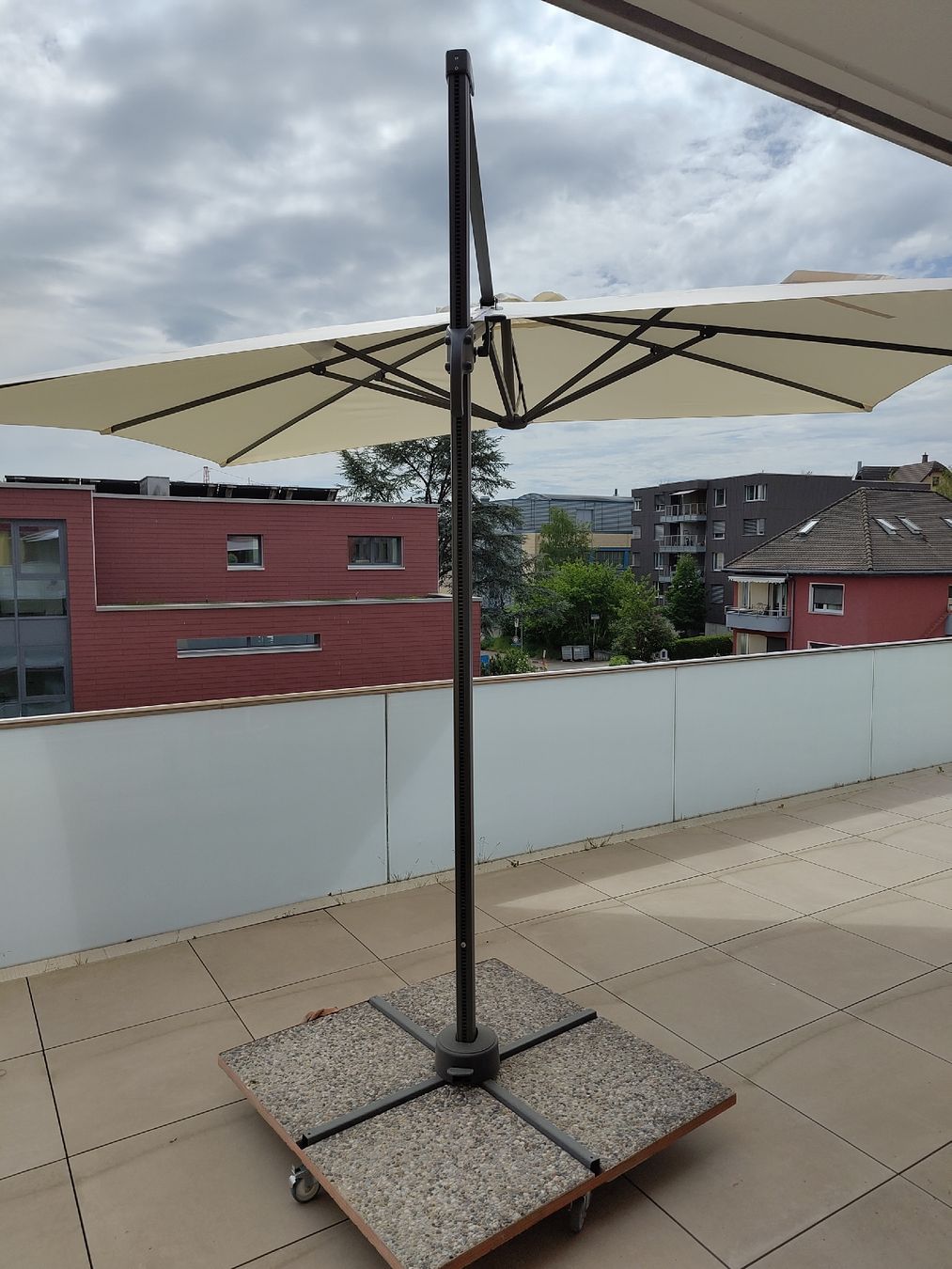 Sonnenschirme: Ampelschirm Salvador – Gebraucht aus Flurlingen von joe_9r2y 3