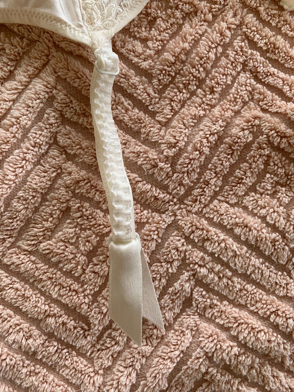 Lise Charmel Altra biancheria intima: LUXUS-STRAPS SEIDE/SPITZEN VON LISE CHARMEL – Usato da Starrkirch-Wil venduto da Evelyne222 2