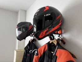 Support mural pour casque et veste de moto