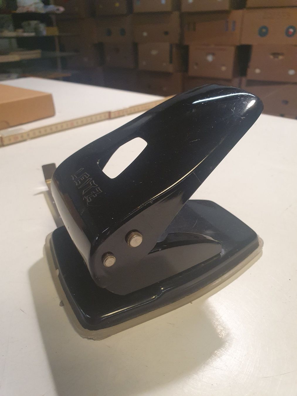 Leitz Machines à relier: Leitz Locher schwarz – D'occasion à Zürich par loosebone 1