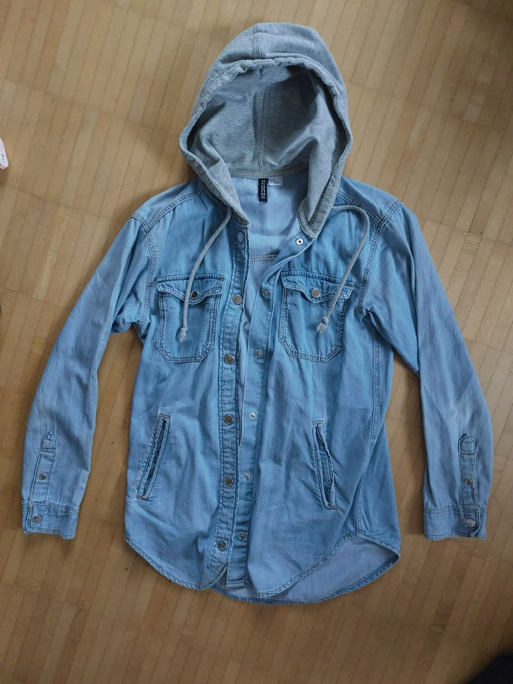H&M Giacche: Denim Hemd mit Kapuze, hellblau – Usato da Neftenbach venduto da lor_7thq