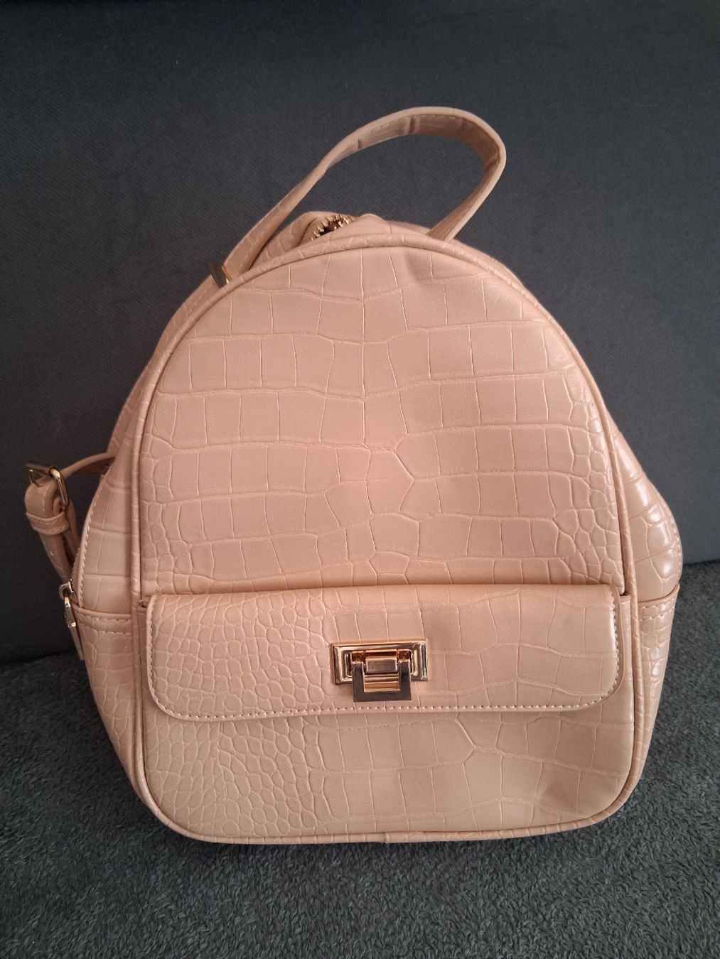 Zaini: Trendiger Rucksack in Kroko-Optik – Usato da Wolfenschiessen venduto da Ylvi21