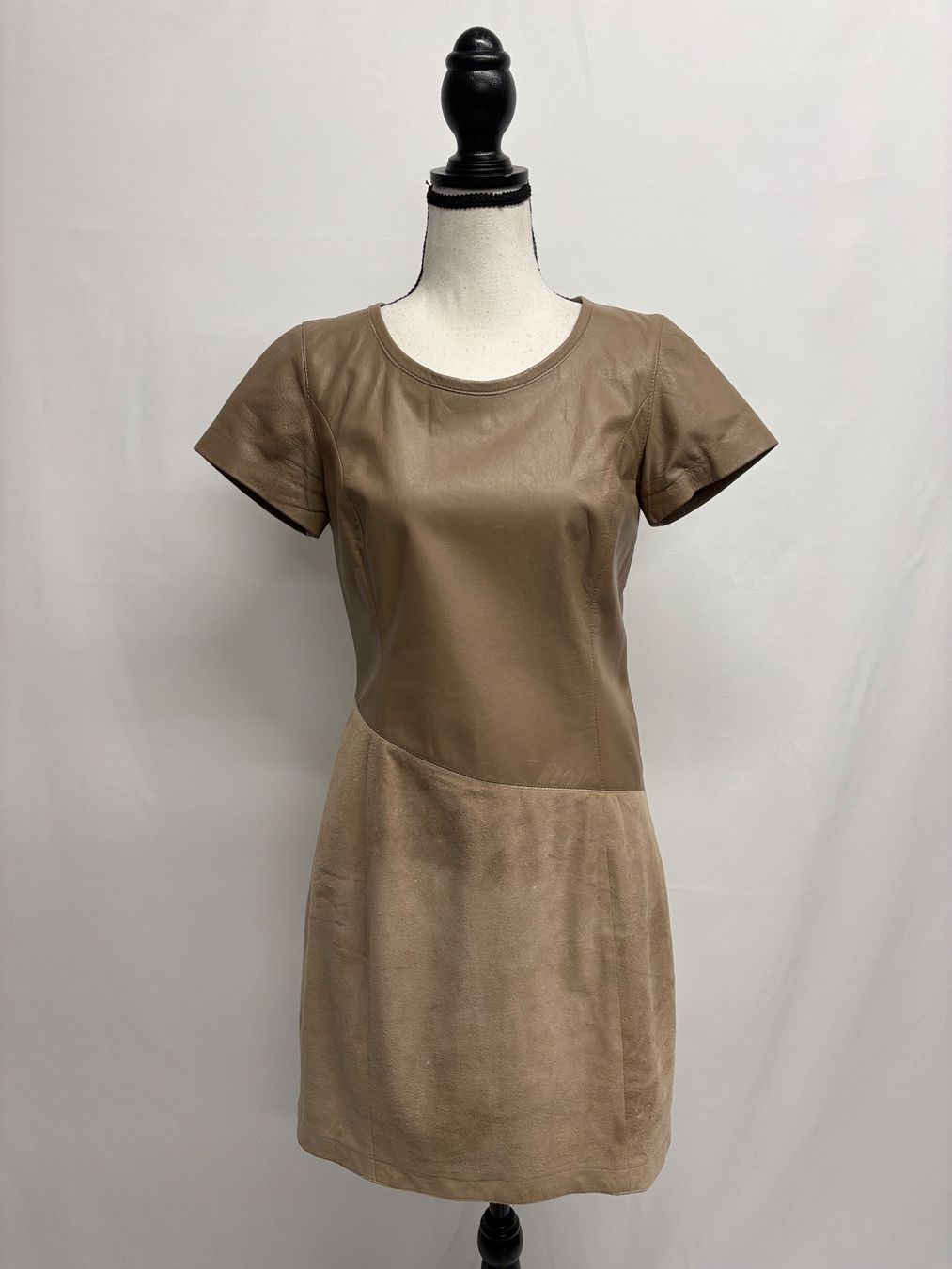 Vestiti: Leonardo Lederkleid Wildleder braun Gr. 36 kurzarm – Nuovo (secondo la descrizione) da Regensdorf venduto da secondchancefashion