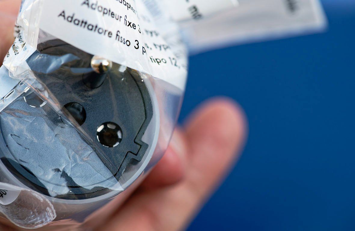 Lecteurs & Adaptateurs: Stecker Adapter Schuko (D) zu CH Typ 12 – Neuf avec emballage d'origine à Bern par Maccalvin 2