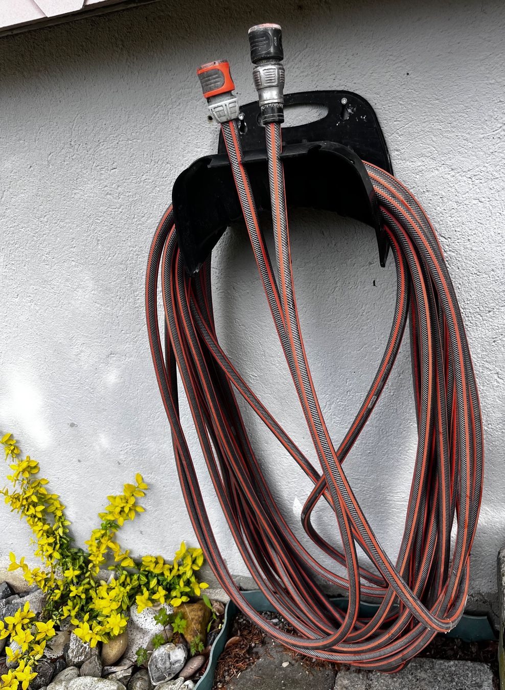 Rohre & Schläuche: Gartenschlauch mit Halterung – Gebraucht aus Oberweningen von Achille.3